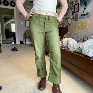 Green corteroy pants! Size 8 but fits more like a 6. Very versatile garment